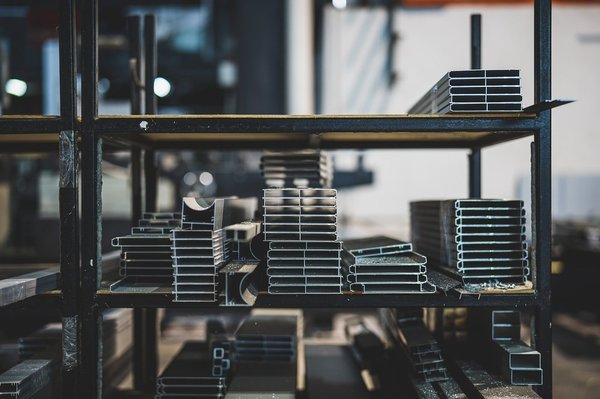 Quelles sont les normes et les réglementations à connaître dans le domaine de la menuiserie aluminium ?