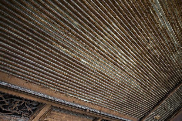 Faut-il faire appel à un professionnel pour débloquer un rideau métallique ?