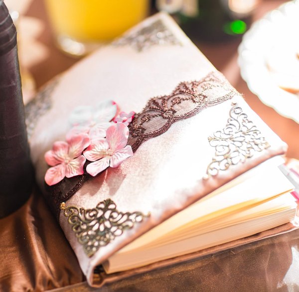 Comment structurer votre histoire dans un album photo mariage oriental ?