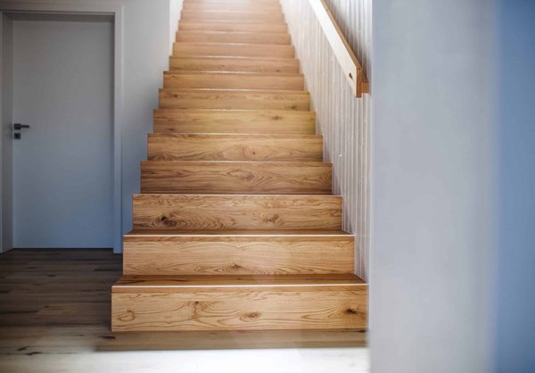 Escalier sur mesure en bois : avantages et étapes de construction à connaître